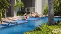 MBJIA-P0798-Swim-Up-Junior-Suite-King-Couple.16x9