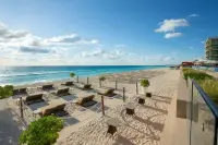 hard-rock-cancun-rock-royalty-beach-area_11zon