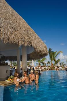 HRHC_Punta_Cana_Pool_Swim_Up_Bar