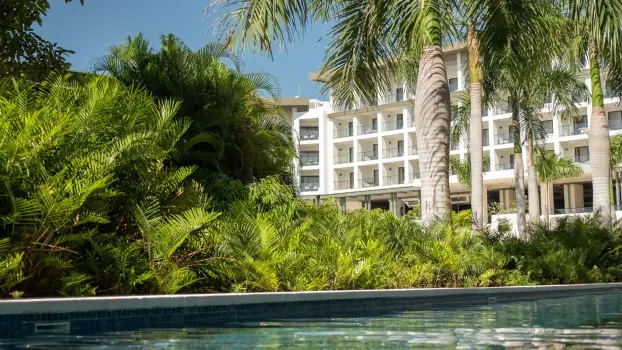 PUJIA-P0380-Swim-Up-View.16x9