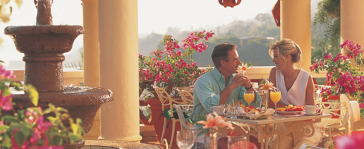 Casual restaurant with relaxing atmosphere and beautiful view to the lagoon.