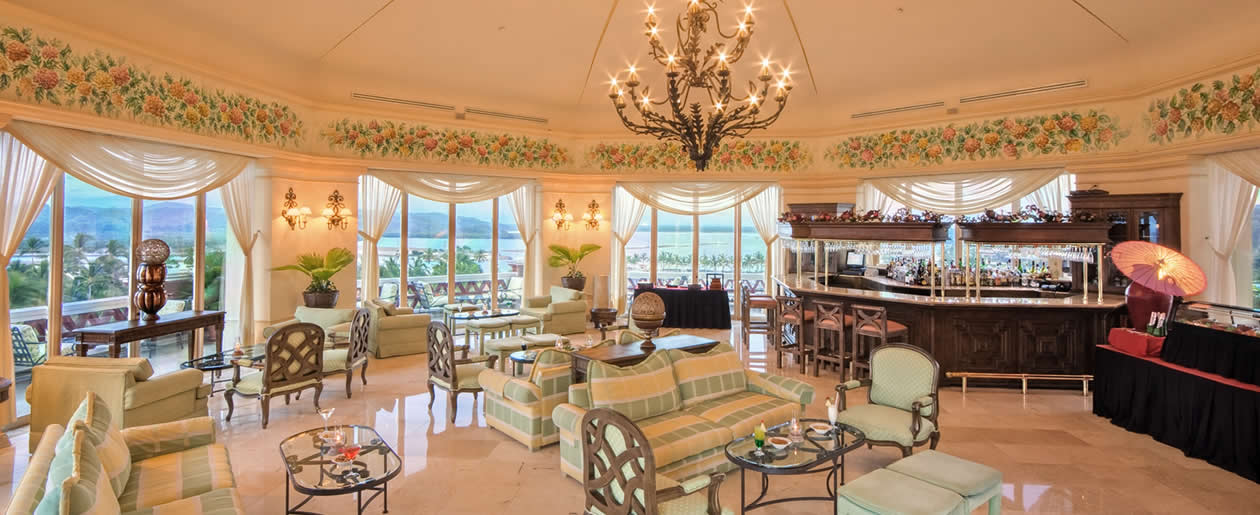 The perfect environment to spend an evening and enjoy specialty cocktails with your wedding guests at El Faro, Tequilas Bar, and the Oasis Aqua bar.